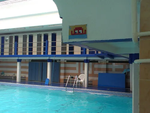 À Paris, le quartier Oberkampf se mobilise pour sauver sa piscine...
